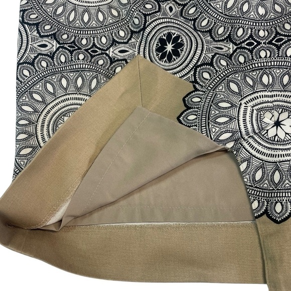 The Limited black white and tan pencil skirt. Lined with a zipper closure. Sz 6 - Picture 3 of 4